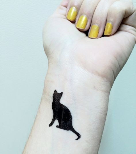 27 top idées de tatouages chat noir pour s'inspirer 24