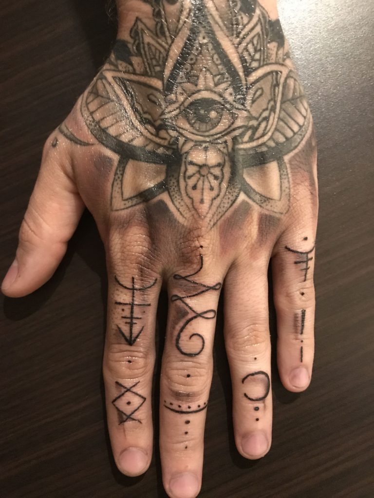 Les 52 plus beaux tatouages de main 28