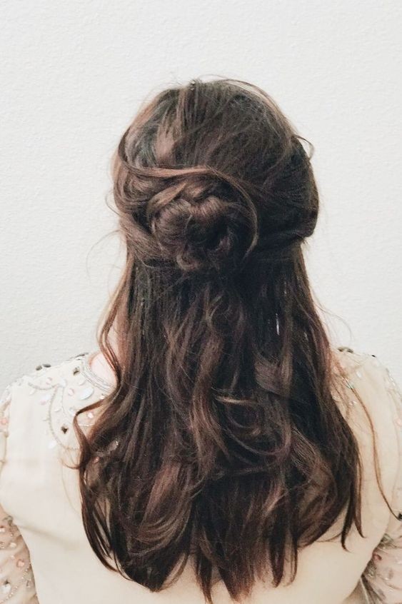 33 Coiffures de mariage bohèmes pour cheveux mi longs 33