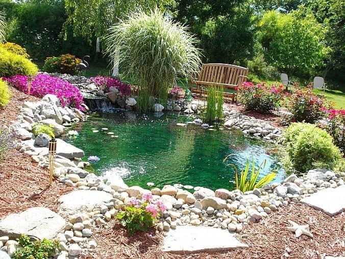 37 idées d'étangs de jardin avec des cascades 8