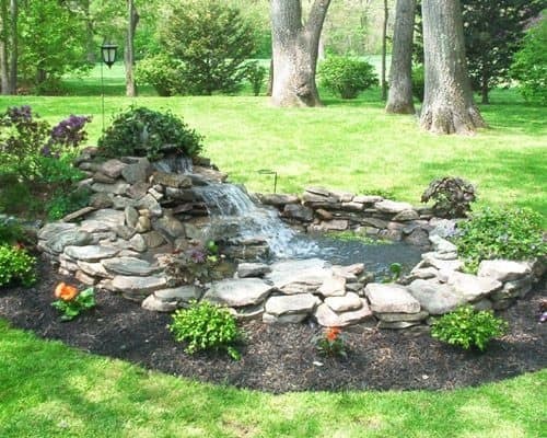 37 idées d'étangs de jardin avec des cascades 13