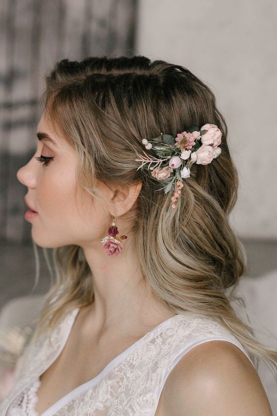 42 Coiffures de mariage pour cheveux mi-longs 41