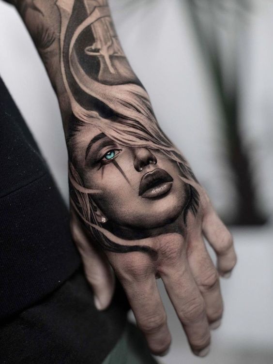 Les 52 plus beaux tatouages de main 41