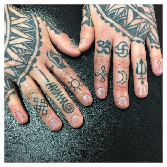 Les 52 plus beaux tatouages de main 43