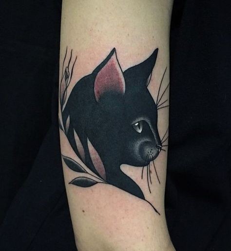 27 top idées de tatouages chat noir pour s'inspirer 10