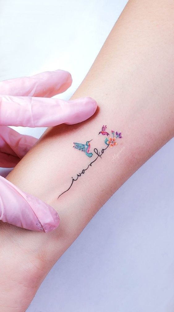 29 idées de tatouages poignet discrets pour femme 1