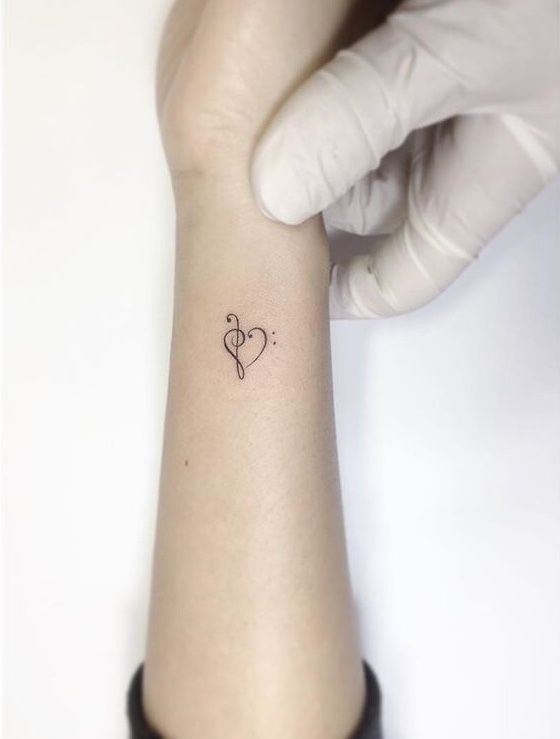 29 idées de tatouages poignet discrets pour femme 3