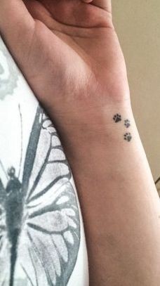 29 idées de tatouages poignet discrets pour femme 7