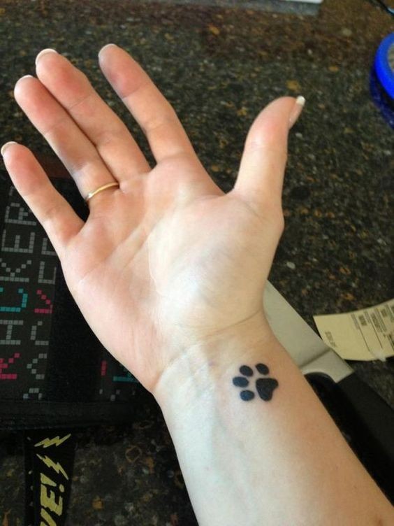 29 idées de tatouages poignet discrets pour femme 13