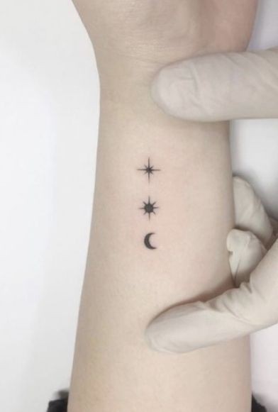 29 idées de tatouages poignet discrets pour femme 14