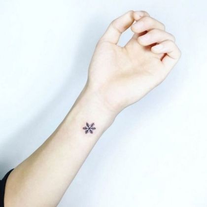 29 idées de tatouages poignet discrets pour femme 19
