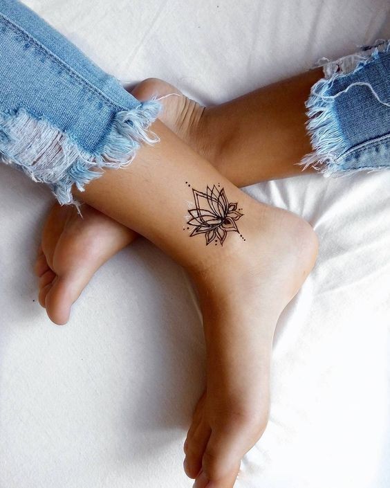 100 idées de tatouages cheville pour femme 89