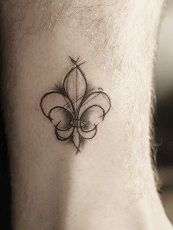 50 top idées de tatouage fleur de lys + significations. 10