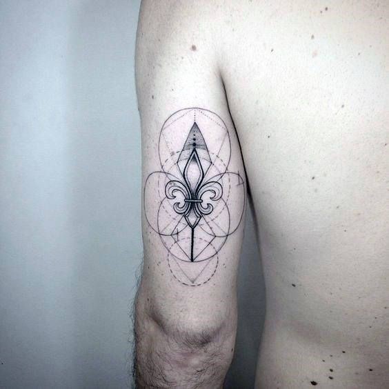 50 top idées de tatouage fleur de lys + significations. 45