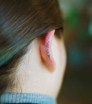 24 top idées de tatouages oreille délicats & sensuels 8