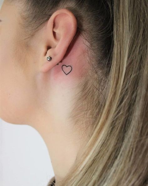 24 top idées de tatouages oreille délicats & sensuels 14