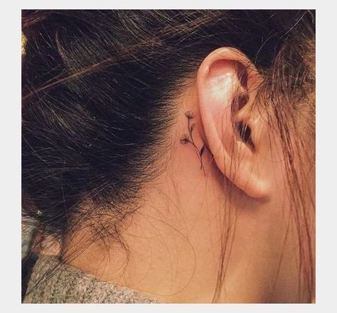 24 top idées de tatouages oreille délicats & sensuels 17 24 top idées de tatouages oreille délicats & sensuels 17
