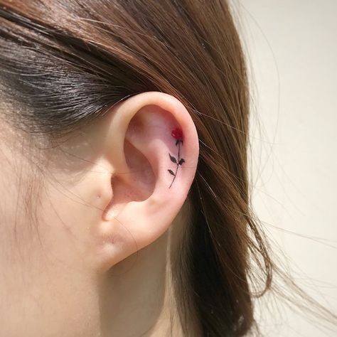 24 top idées de tatouages oreille délicats & sensuels 18