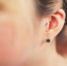 24 top idées de tatouages oreille délicats & sensuels 24