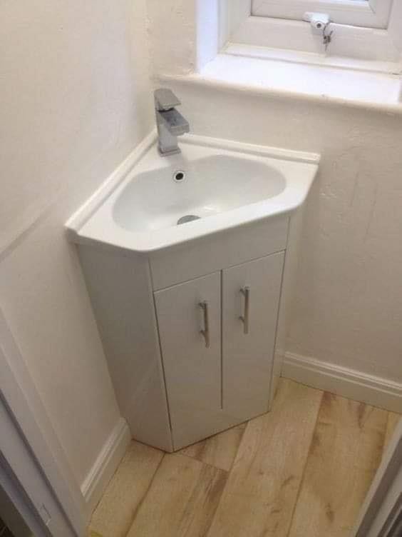 13 idées de lavabos d'angle avec rangements pour petite salle de bain 6