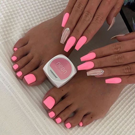 13 top idées d'ongles rose fluo pour s'inspirer 11
