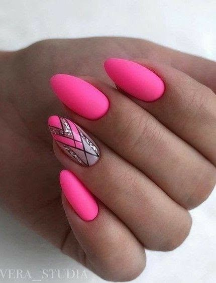 13 top idées d'ongles rose fluo pour s'inspirer 5