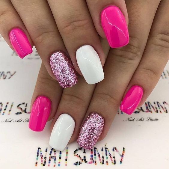 13 top idées d'ongles rose fluo pour s'inspirer 6