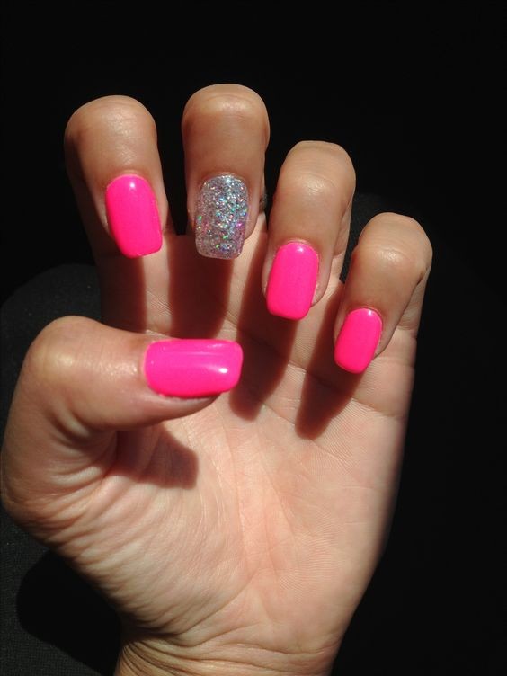 13 top idées d'ongles rose fluo pour s'inspirer 8