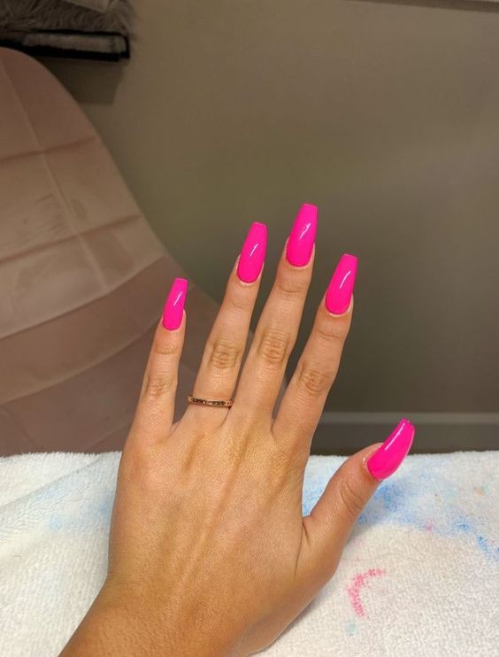13 top idées d'ongles rose fluo pour s'inspirer 10