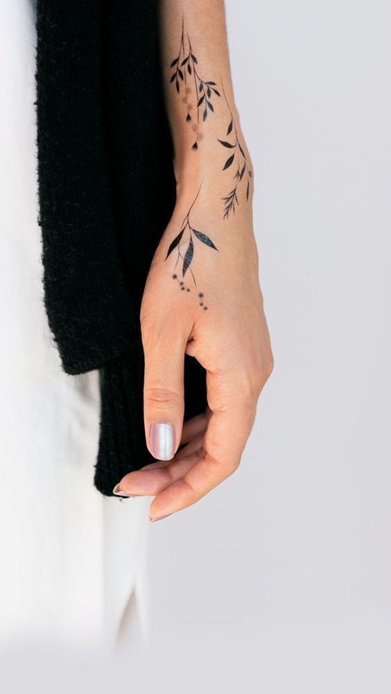 Les 100 plus belles idées de tatouages minimalistes pour femmes 12