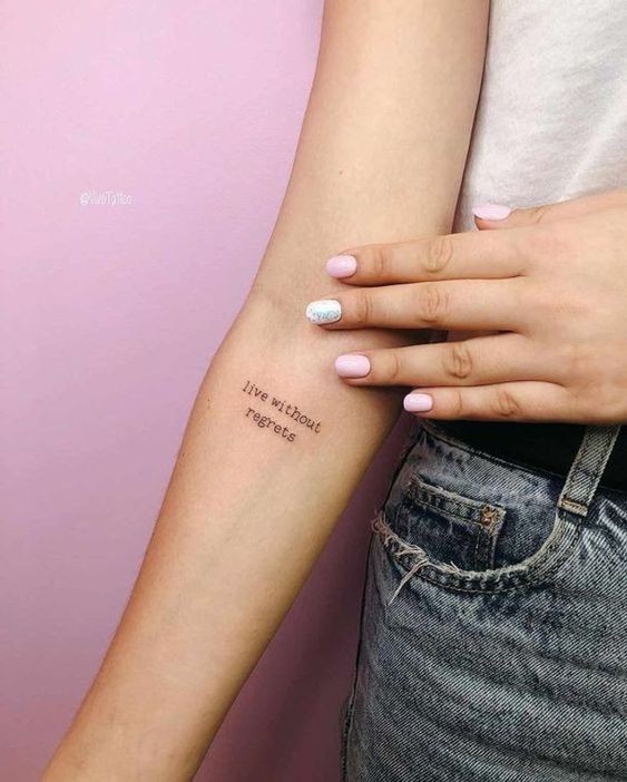 Les 100 plus belles idées de tatouages minimalistes pour femmes 13