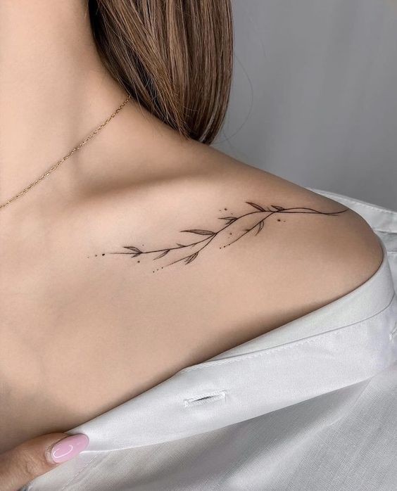 Les 100 plus belles idées de tatouages minimalistes pour femmes 17