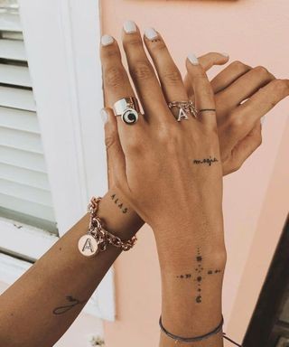 Les 100 plus belles idées de tatouages minimalistes pour femmes 23