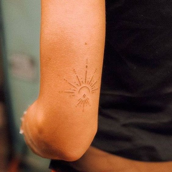 Les 100 plus belles idées de tatouages minimalistes pour femmes 24
