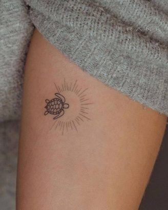 Les 100 plus belles idées de tatouages minimalistes pour femmes 35