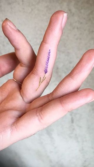 Les 100 plus belles idées de tatouages minimalistes pour femmes 37