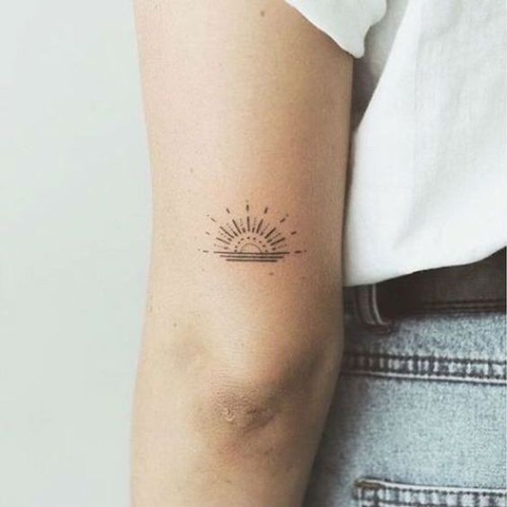 Les 100 plus belles idées de tatouages minimalistes pour femmes 39
