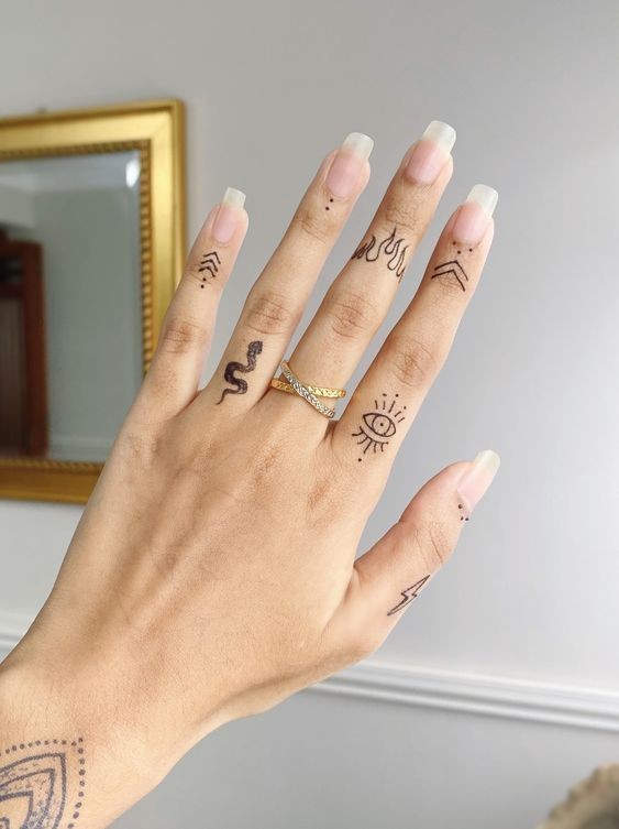 Les 100 plus belles idées de tatouages minimalistes pour femmes 63