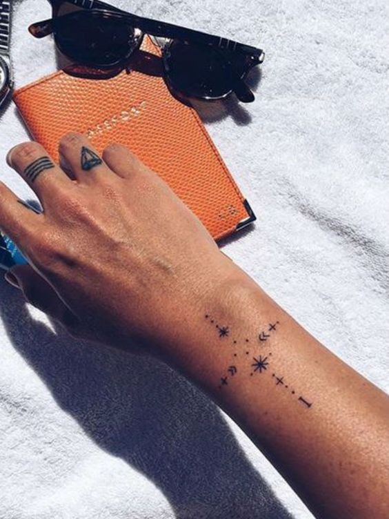 Les 100 plus belles idées de tatouages minimalistes pour femmes 76