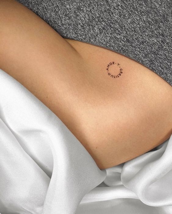 Les 100 plus belles idées de tatouages minimalistes pour femmes 97
