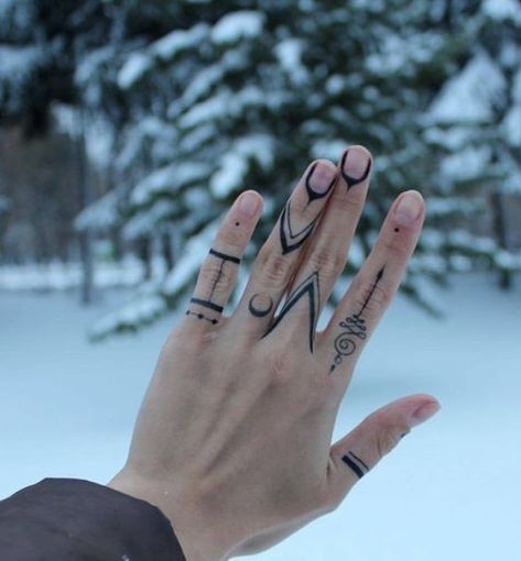 18 top idées de tatouages main qui sublimeront vos mains 15