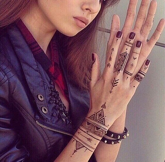 18 top idées de tatouages main qui sublimeront vos mains 13