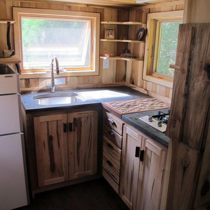 12 idées de cuisines en bois idéales pour les petits espaces 9