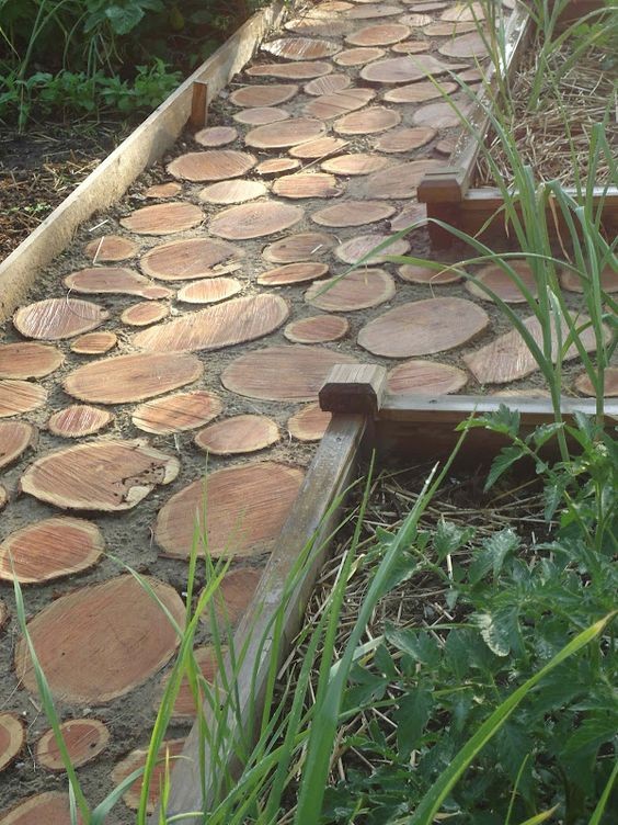 18 idées de chemin de jardin à faire avec des disques de bois 3