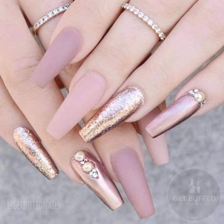 19 idées d'ongles dans les tons rose bonbon 16