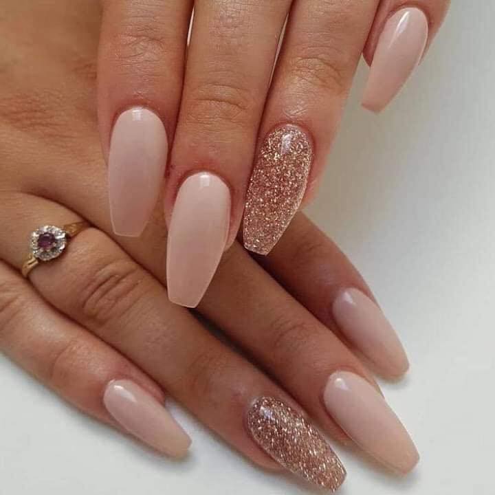 19 idées d'ongles dans les tons rose bonbon 8