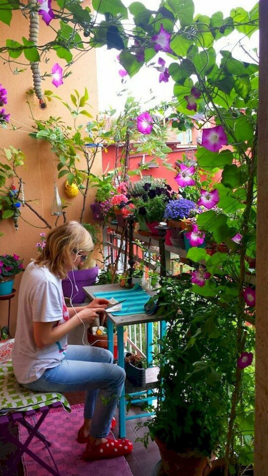 20 superbes idées pour décorer votre balcon avec des fleurs 16