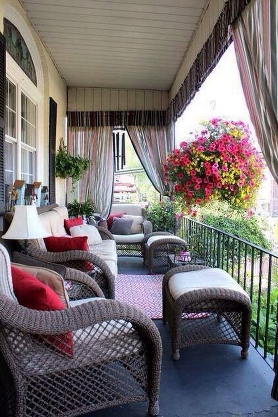 20 superbes idées pour décorer votre balcon avec des fleurs 8