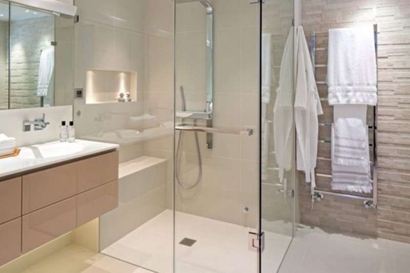 14 idées pour séparer la douche de la salle de bain 11