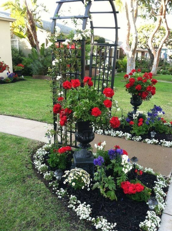 32 décorations de jardin avec des fleurs pour s'inspirer 16